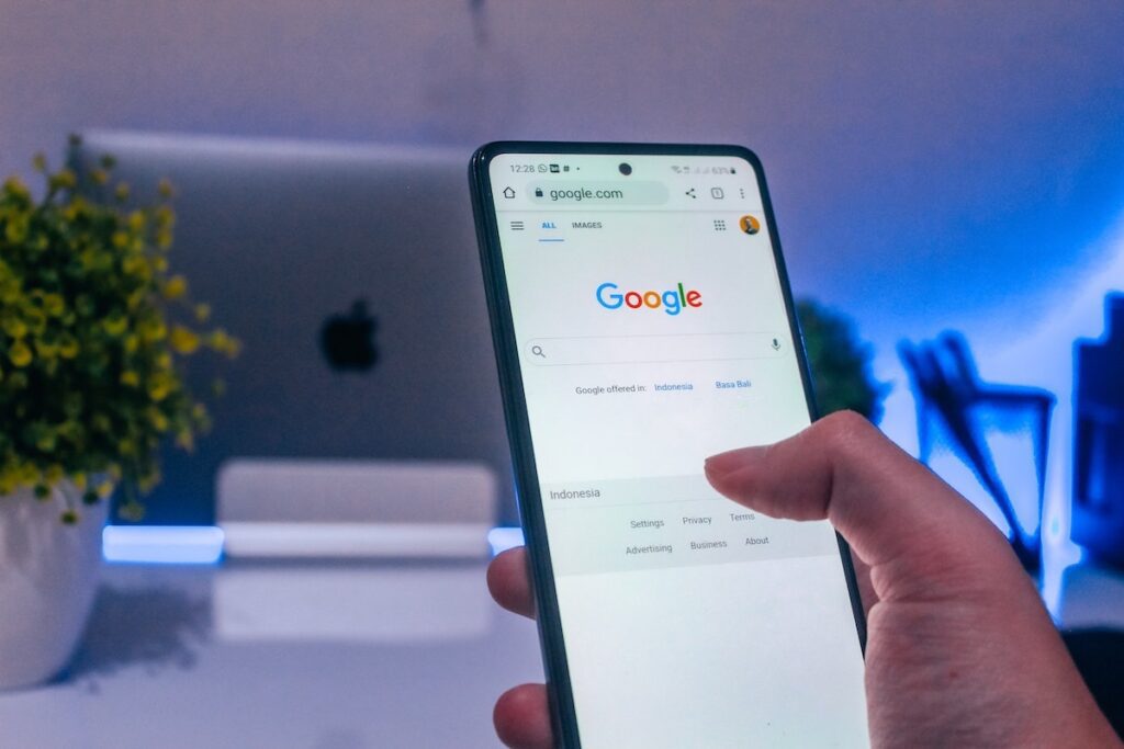 Vi deler markedsføring i Google Søk inn i to grener: Betalt annonsering og organiske plasseringer.