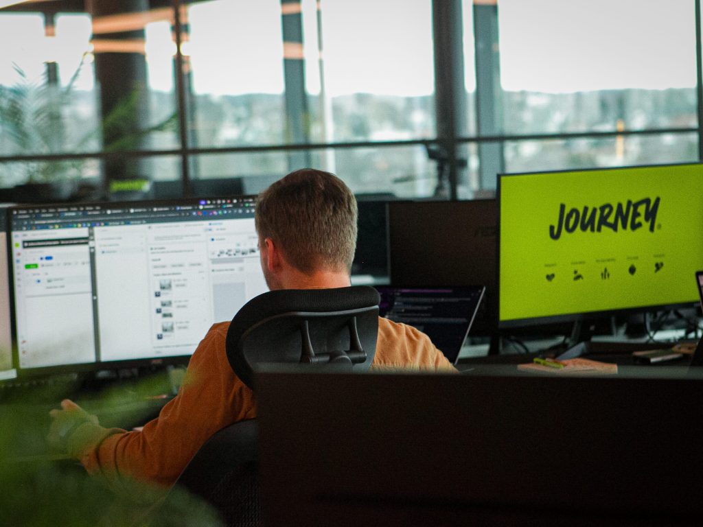 Person som sitter foran en skjerm og jobber.