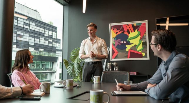 Personer i et møterom.