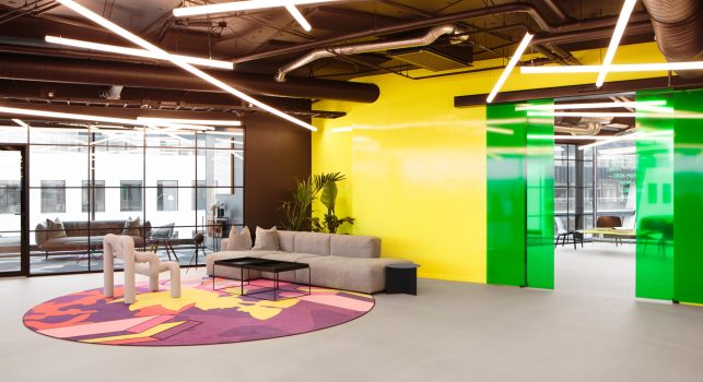 Journeys kontorer i Oslo. Gul vegg og grønn dør.