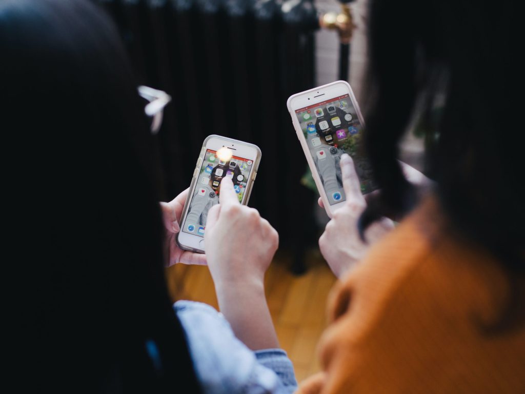Kvinner som scroller på mobil.